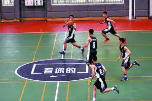篮球防守训练中如何提高体能和耐力_0
